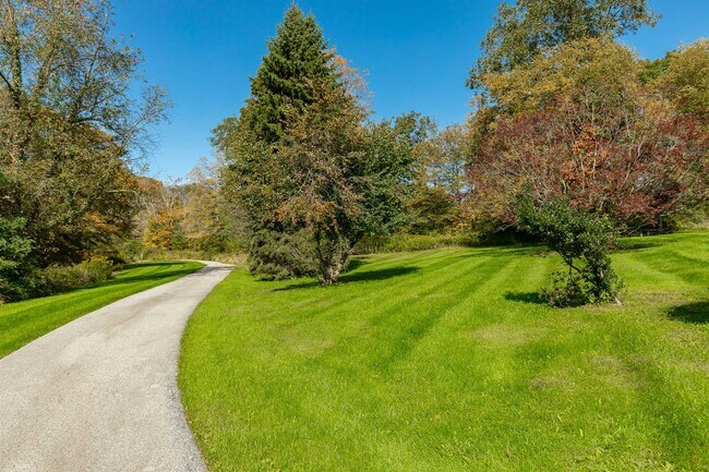 Building Photo - 884 Chestnut Ridge Rd