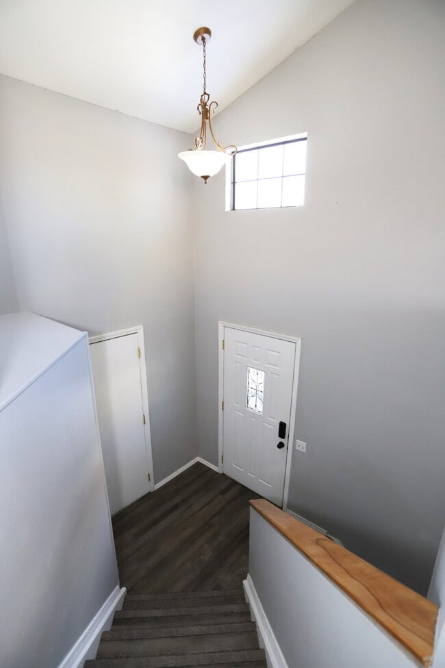 Foto del edificio - Spacious 4-Bedroom Home with Open Concept Living, Mountain Views & Fenced Yard