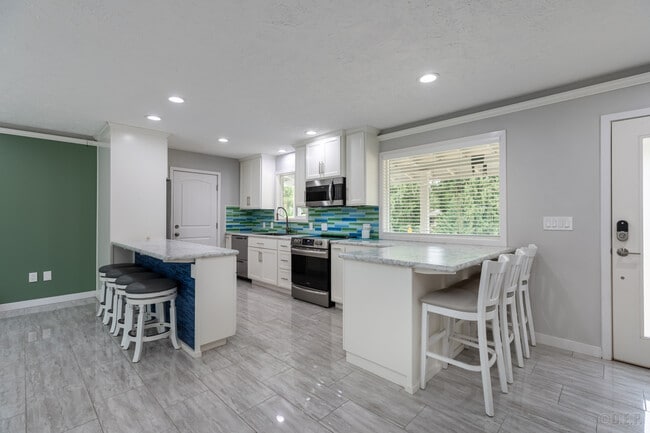 Building Photo - 29889 Riverview Dr