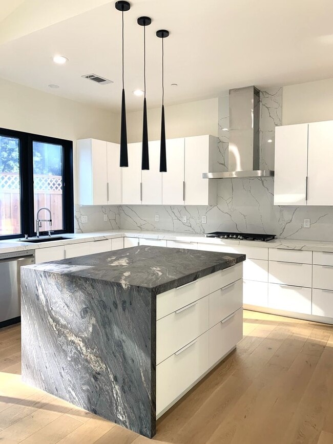 Building Photo - 749 Menlo Oaks Dr