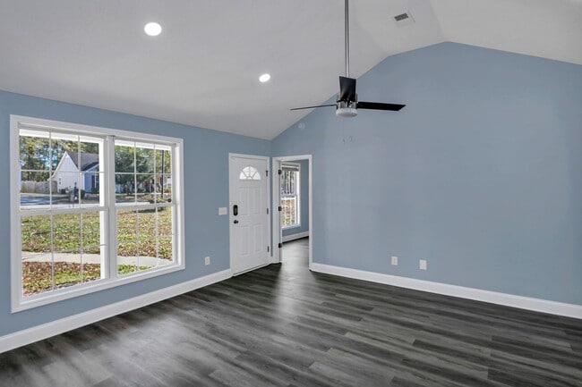 Building Photo - Beautifully Updated 3BR Home Minutes from Fort Jackson, VA Hospital & I-77