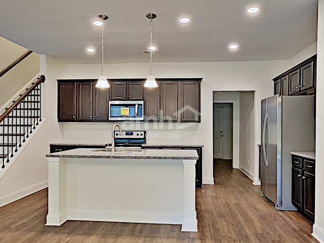 Building Photo - 154 Lindridge Dr NE