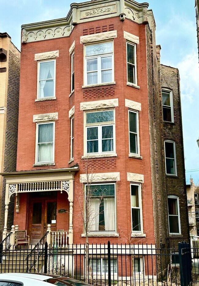 Building Photo - 3641 N Wilton Ave
