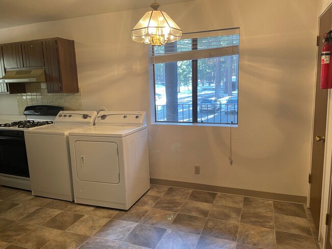 Building Photo - 2 bedroom, 1 bath condo (located on second...