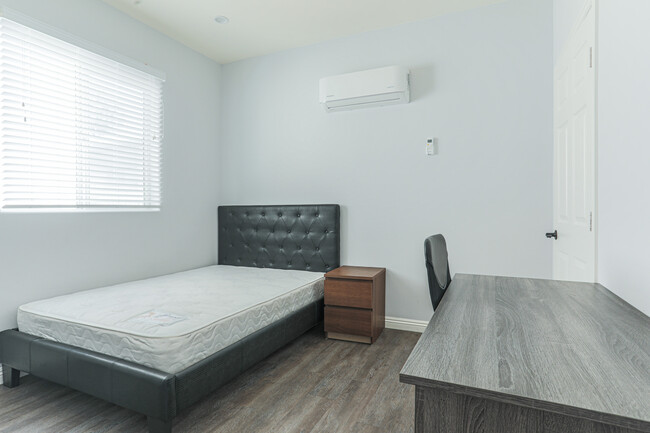 Foto del edificio - 1168 W 24th St