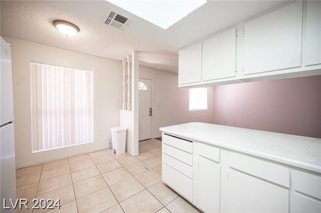 Building Photo - Beautiful 2 bedroom - 2 bath condo in Crai...