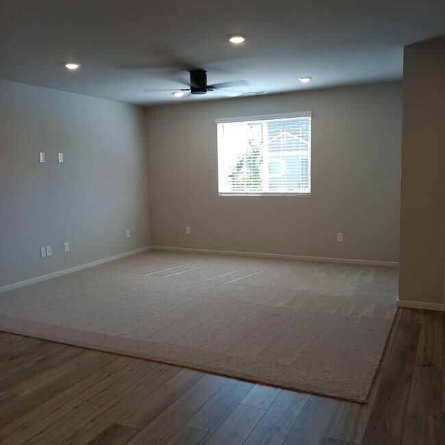 Building Photo - Beautiful Modern Home in Woodburn is Ready For You!!