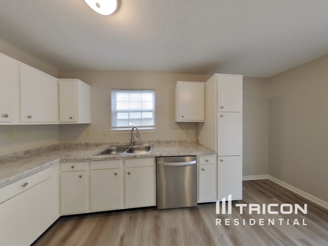 Building Photo - 1322 Thomas Dr