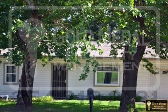 Building Photo - 1208 E Avenue H