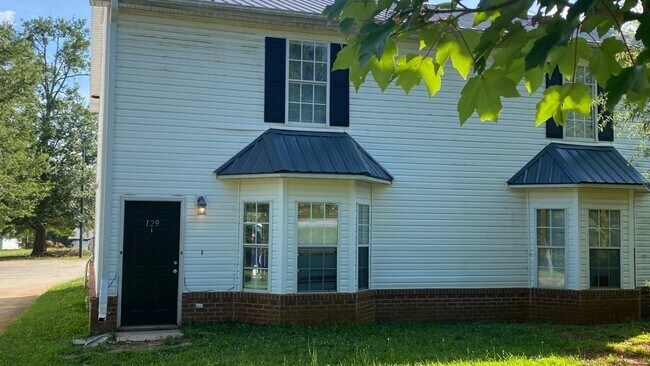 Foto del edificio - 129 Westchester Cir