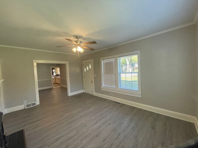Foto del edificio - Large 3 bedroom 2 bathroom house with office available