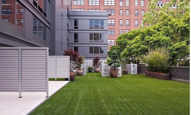 Building Photo - 305 W 16th St