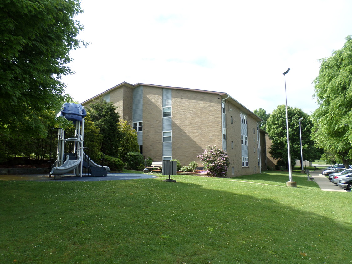 Toddler play area - 117 Huntingdon Village Dr