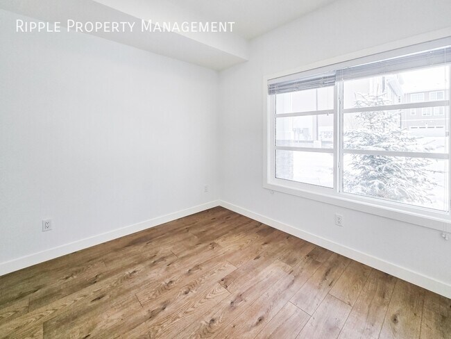 Photo du bâtiment - MODERN 4-BED TOWNHOUSE IN CARRINGTON | Double Garage | Bright & Spacious