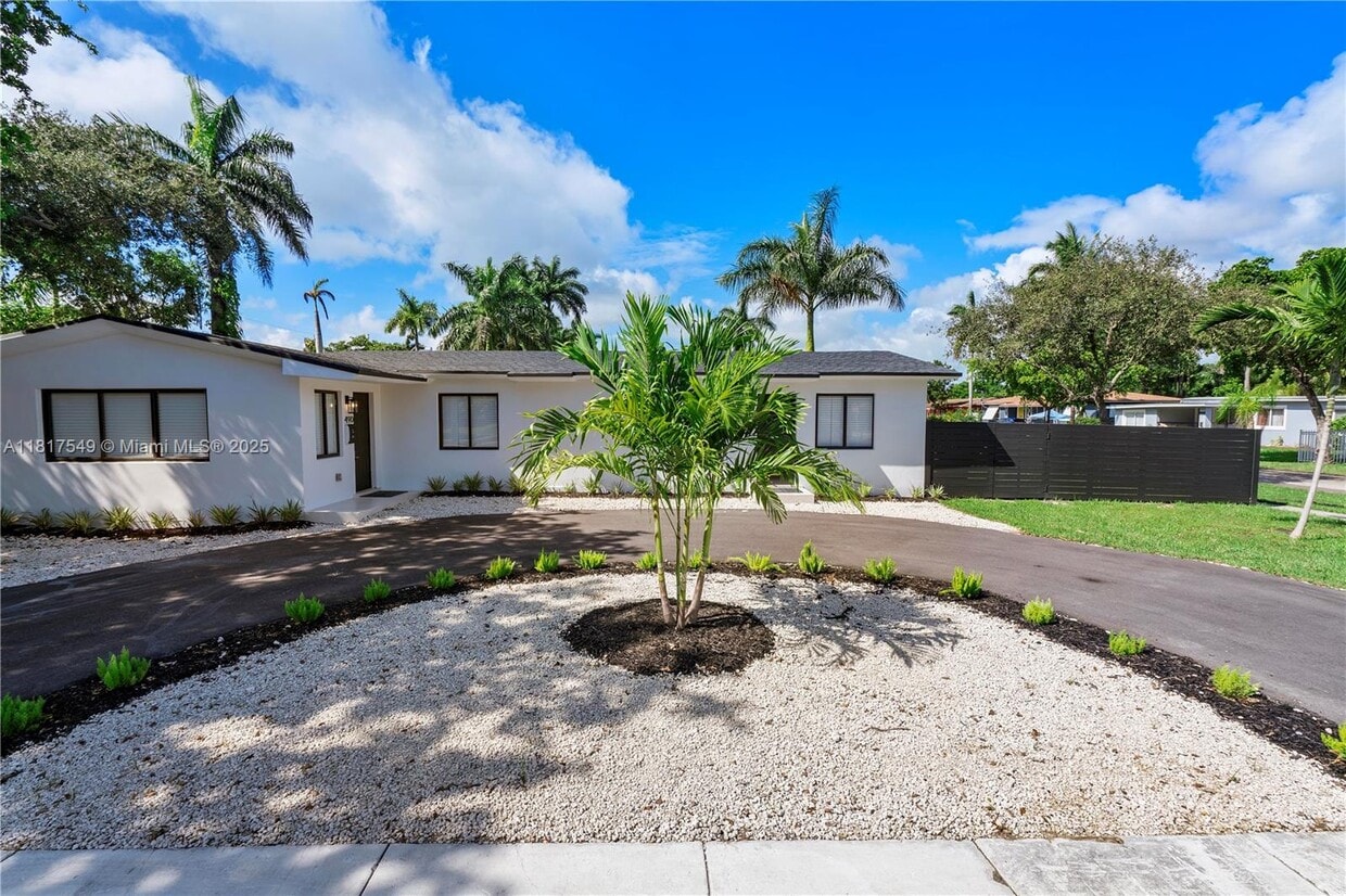 Foto principal - 490 NE 141st St