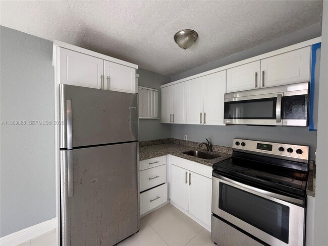 Foto del edificio - 2401 NW 82nd St