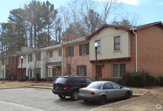 Área de estacionamiento - Cary Woods Townhomes