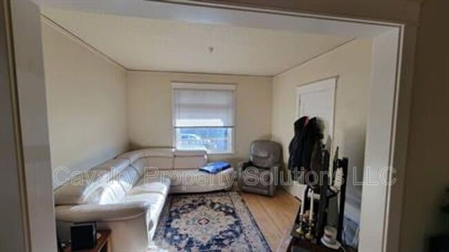 Building Photo - 617 E 8th St