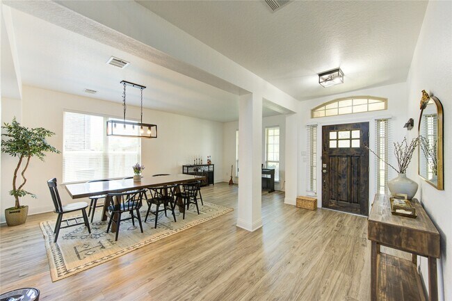 Foto del edificio - 2415 Flowering Brook Ln