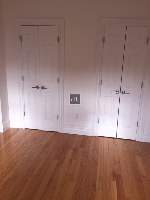 Building Photo - Great No Fee Two Bedroom in Astoria, NY