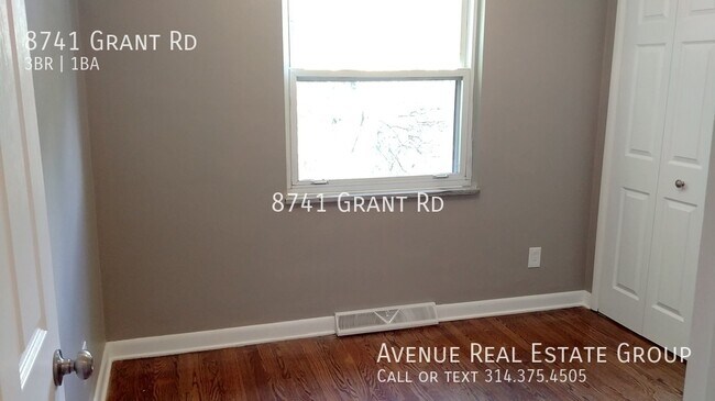 Building Photo - elcome to this charming 3 bedroom, 1 bath ...
