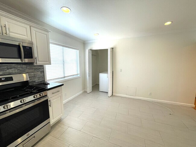 Foto del edificio - 1967 Plaza del Amo Plz