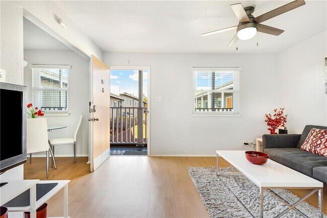 Foto del edificio - 2401 Manor Rd