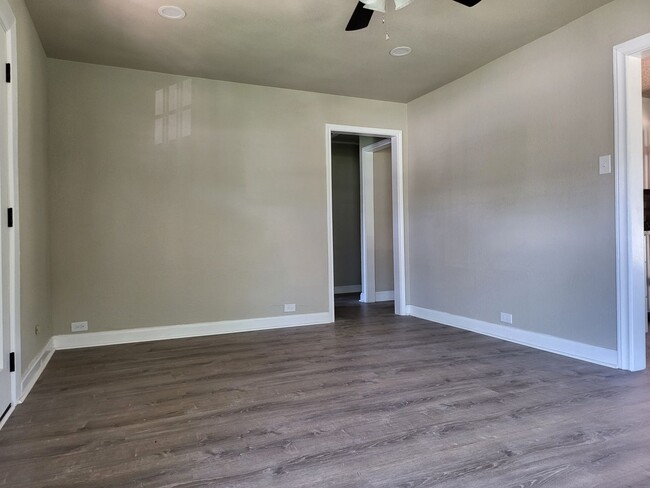 Building Photo - 2/1 Home in Convenient West Sherman Location