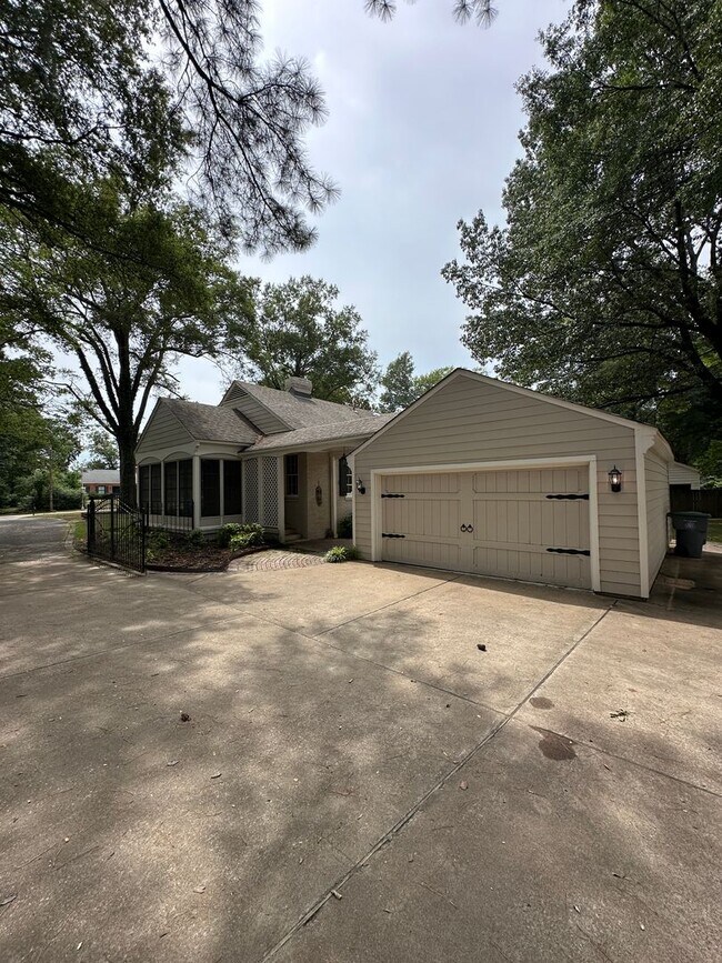 Building Photo - Gorgeous East Memphis Home with Sunroom in...