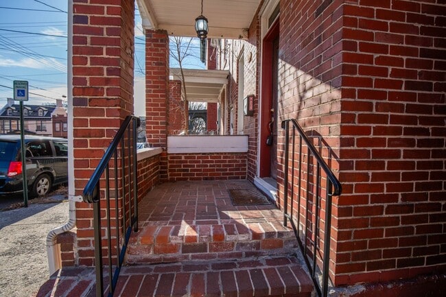 Building Photo - 2 Bedroom, 1.5 Bath, Duplex in Historic Martinsburg, WV