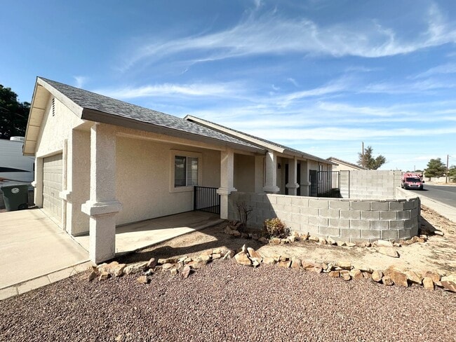 Building Photo - Come check out this 3 bedroom, 2 bathroom home Near the Hualapai Mountains!