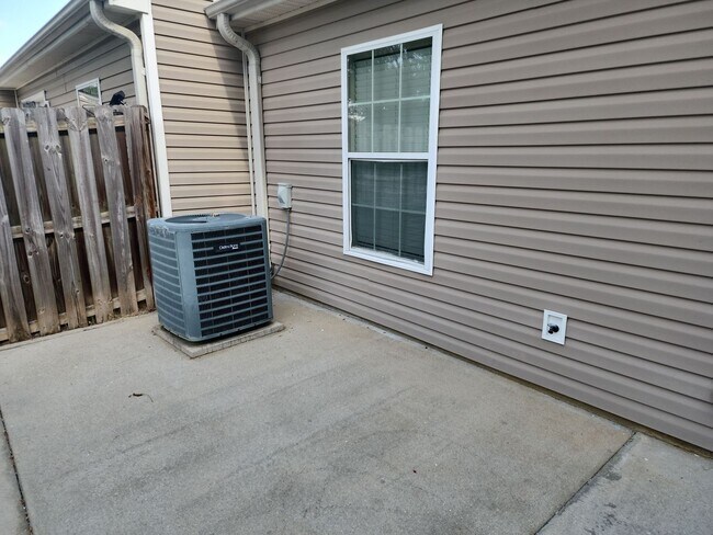 Building Photo - 1204 LONGPOINT DR