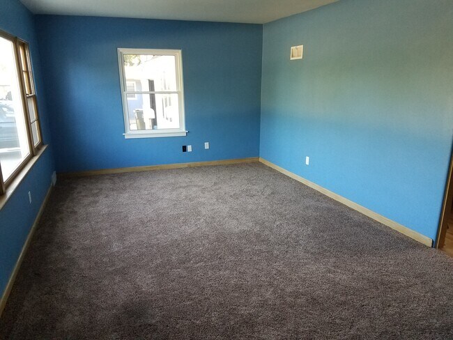 Livingroom - 919 Beach Ave