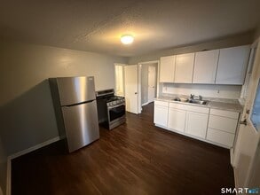 Building Photo - 52 Crown St