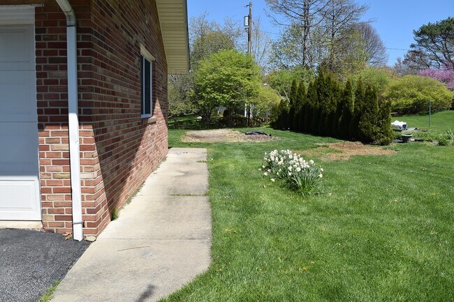 Building Photo - 607 Outer Dr
