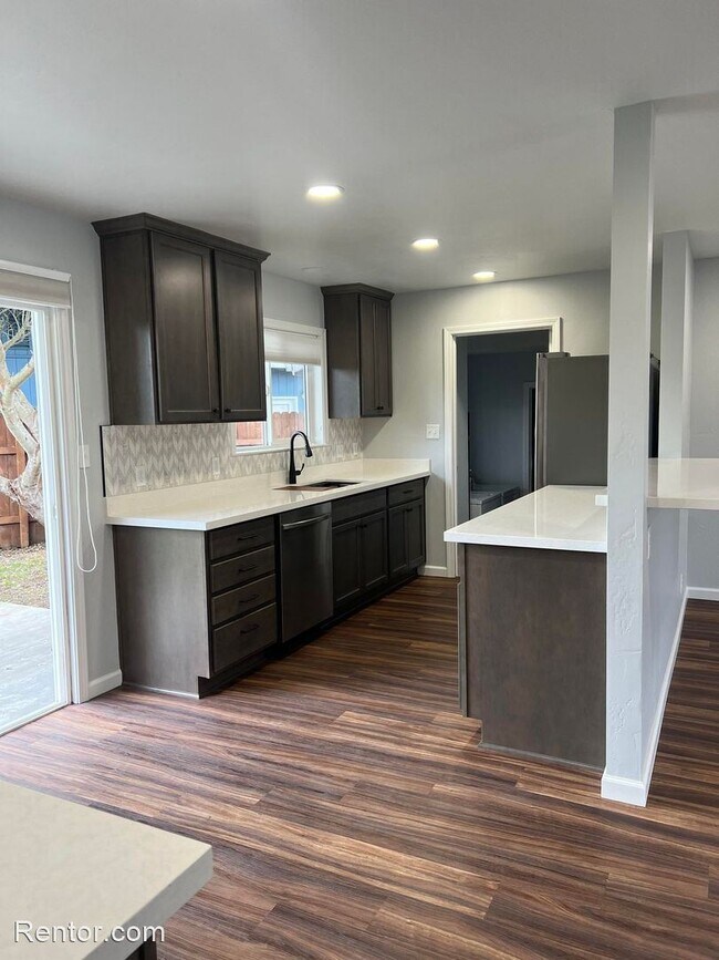 Foto del edificio - 4 br, 2 bath House - 2101 11th St