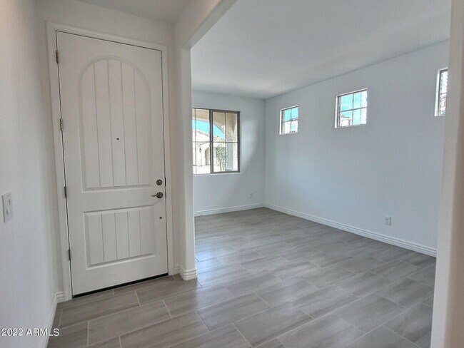 Building Photo - 11011 E Tesla Ave