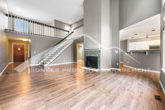 Building Photo - Gorgeous Home with Washer/Dryer and Centra...