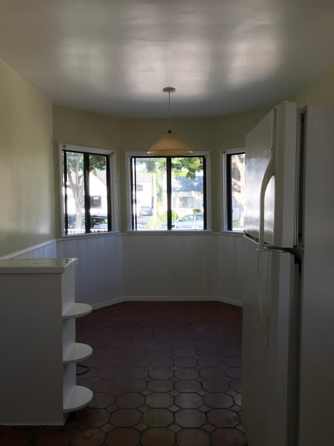 kitchen - 219 N Keystone St