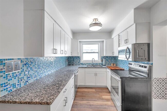 Foto del edificio - 5900 Cypress St N