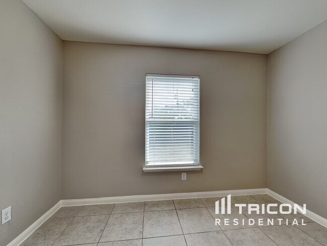 Foto del edificio - 2111 Juniper Dr