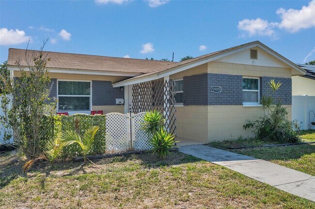 Foto del edificio - 5900 Cypress St N