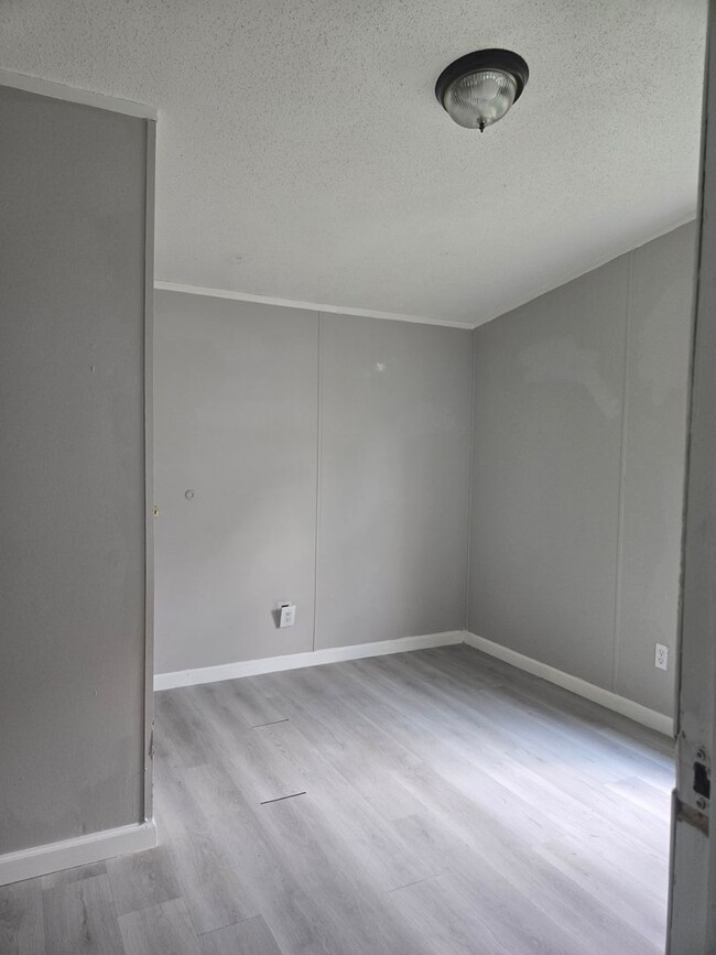 Building Photo - 3 Bedroom, 2 Bath mobile home