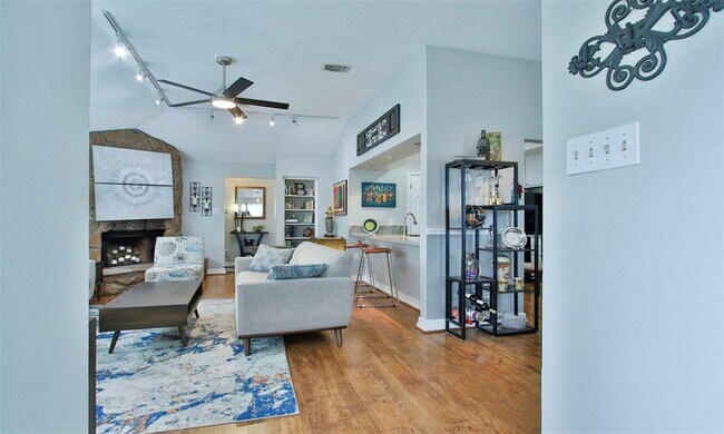 Foto del edificio - 8327 Wind Willow Dr