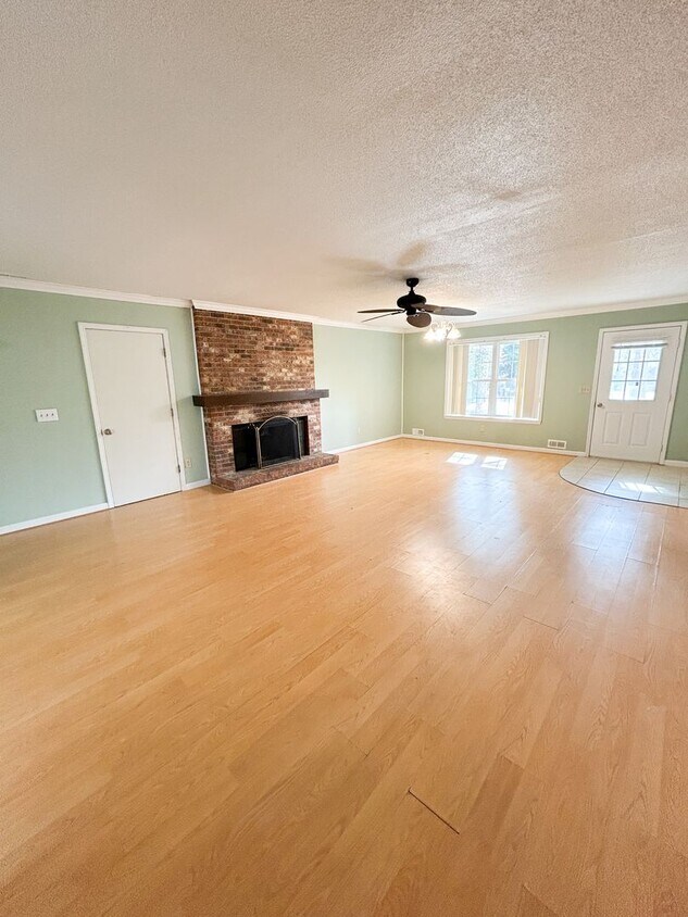 Foto principal - Charming 2 Bedroom Home in Southport with Screened Porch & Large Fenced Backyard