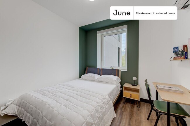 Building Photo - Beautiful Private ROOM in Williamsburg