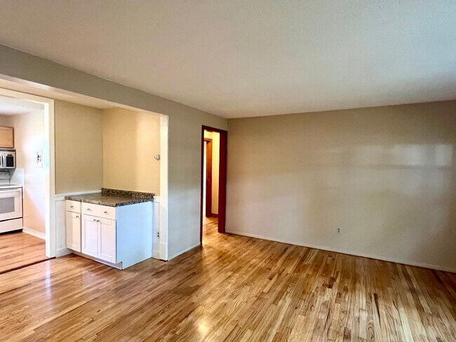 Building Photo - 484 Oak Ave