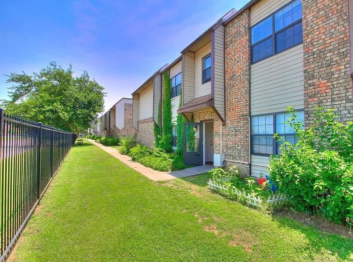 Primary Photo - Charming 2 Bed, 2 Bath, 2-Story Condominiu...