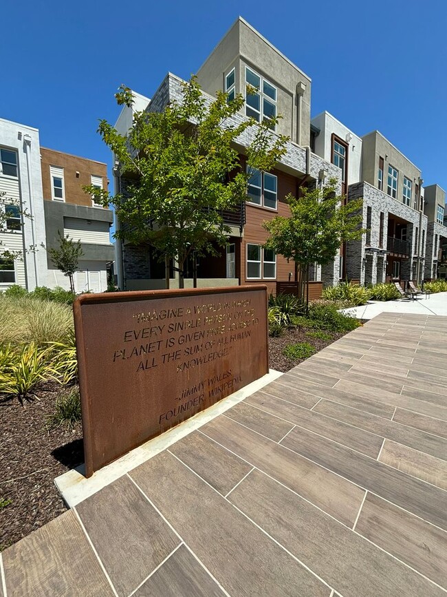 Foto del edificio - Brand New 4 Bedroom 4 Bath Townhome for re...