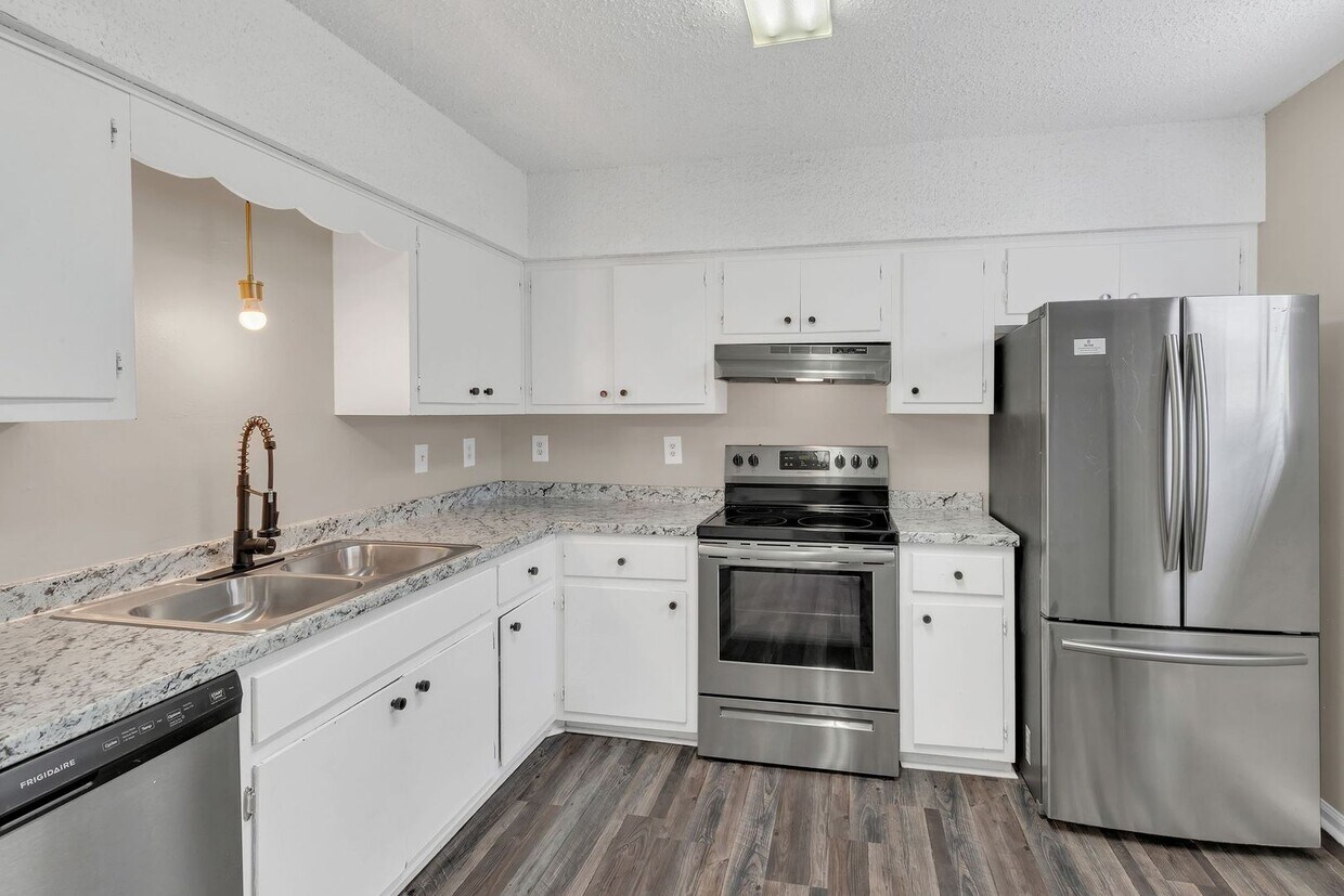 Foto principal - AVAILABLE NOW. 2 BD 1 1/2 BATH. CLOSE TO E...
